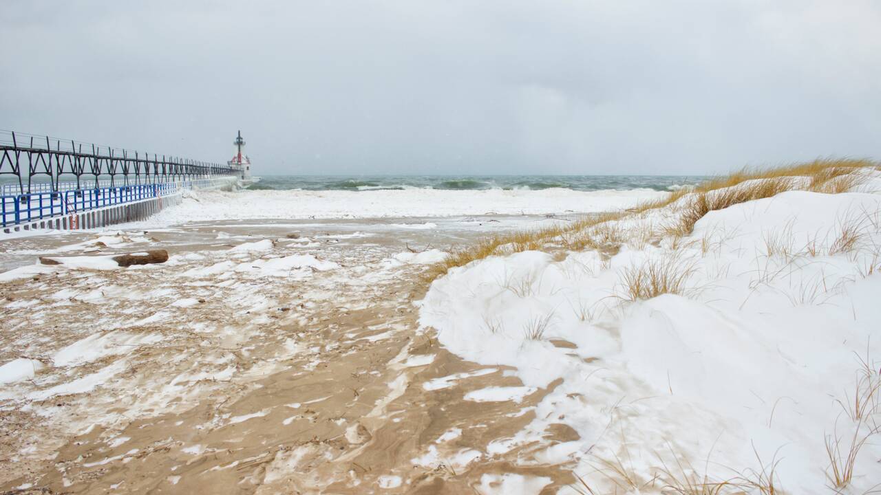 Etats-Unis : d'étranges sculptures de sable observées sur une rive du lac Michigan