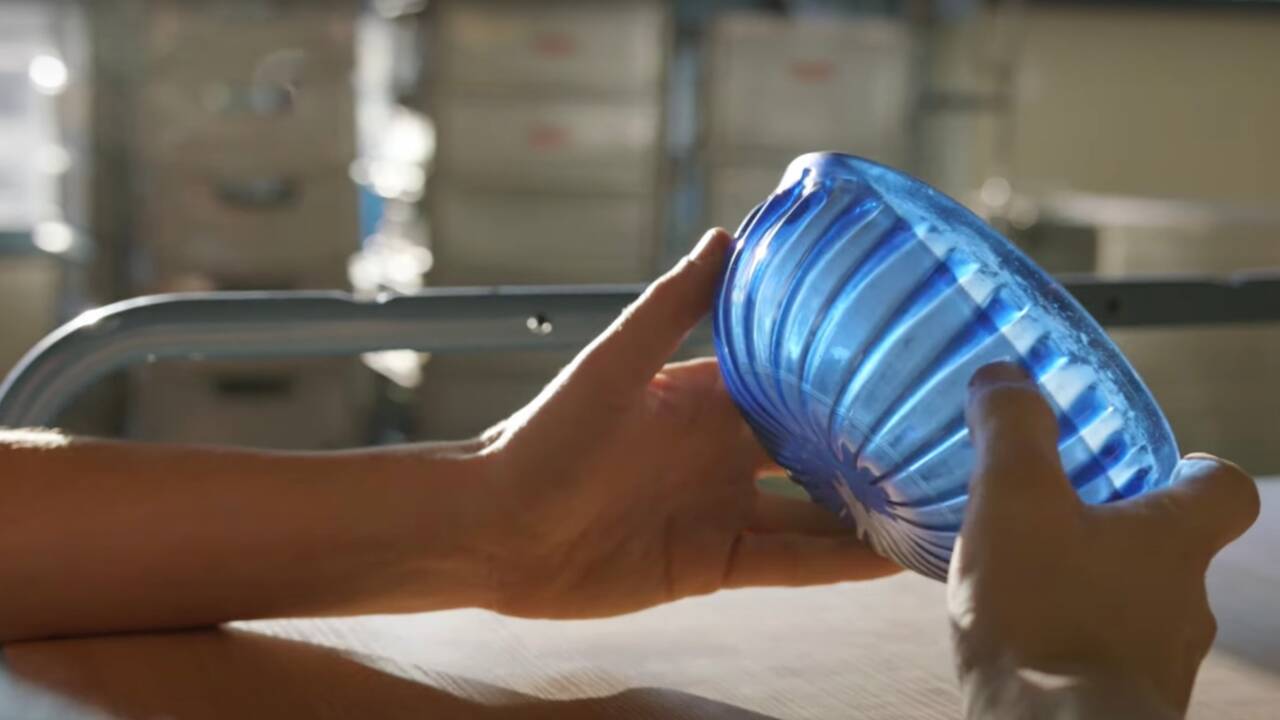 Un bol en verre bleu en parfait état vieux de 2000 ans découvert aux Pays-Bas
