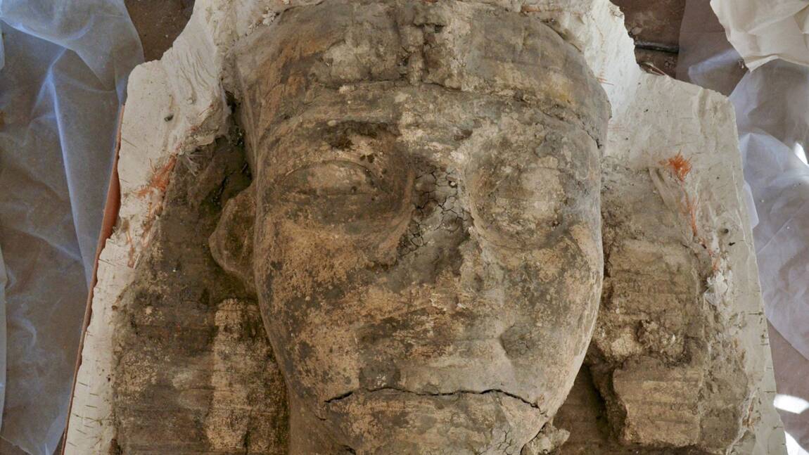 Les vestiges de deux imposantes statues mis au jour dans un temple égyptien 