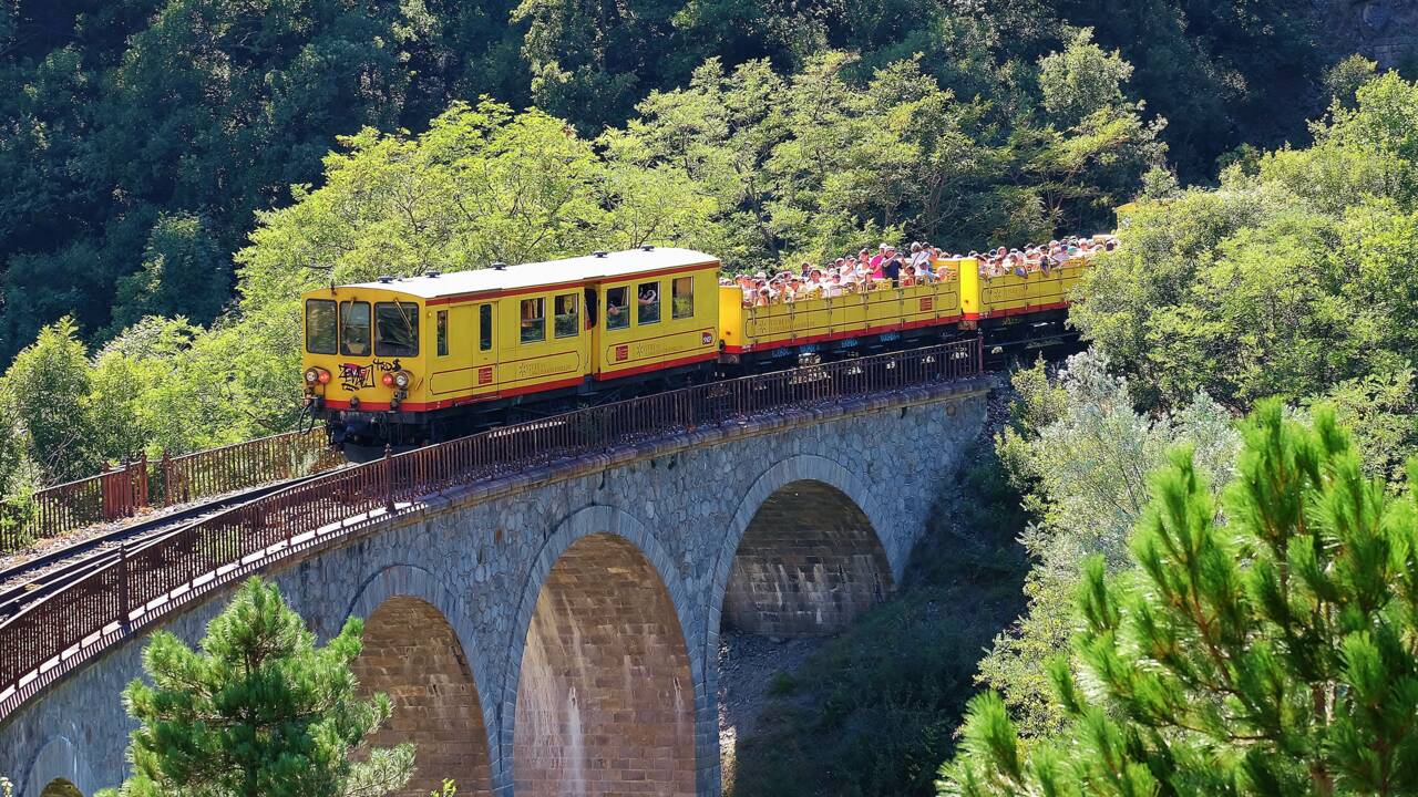 Dans les Pyrénées, le Train jaune flirte avec les sommets