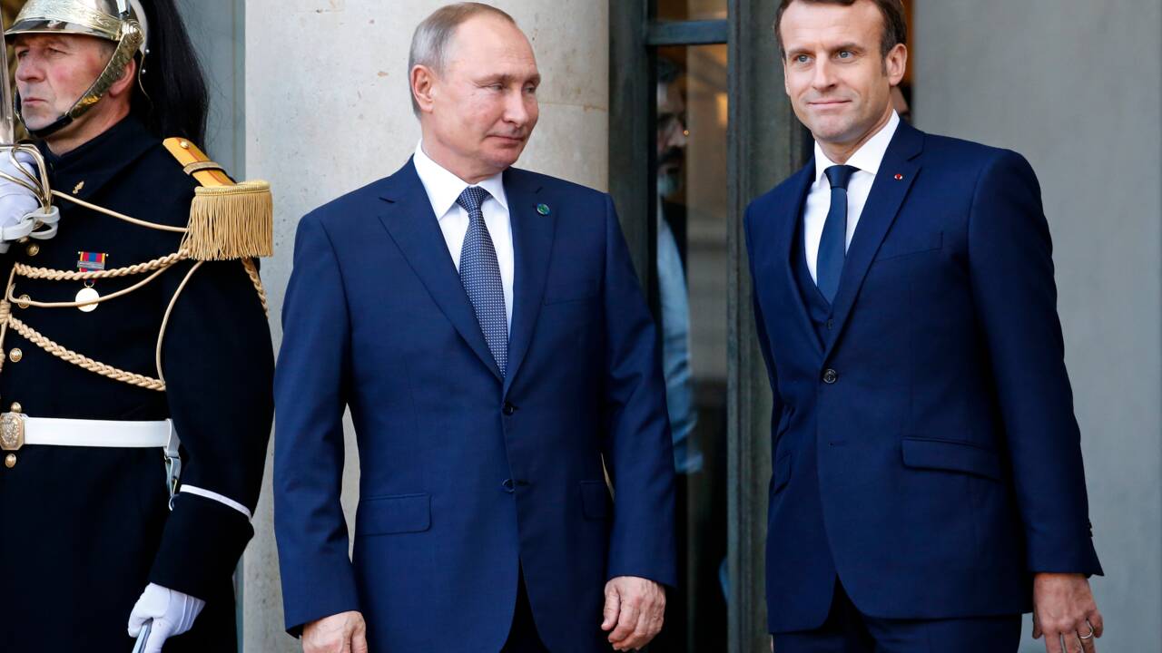 Rencontre Poutine-Macron : le protocole sanitaire pourrait expliquer la distance entre les deux chefs d’Etat