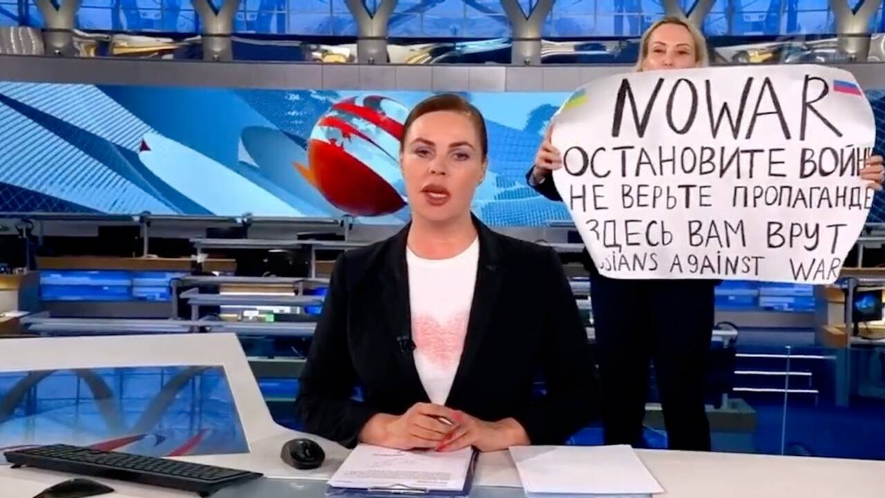 "On vous ment ici" : une manifestante contre la guerre en Ukraine interrompt le journal télévisé russe