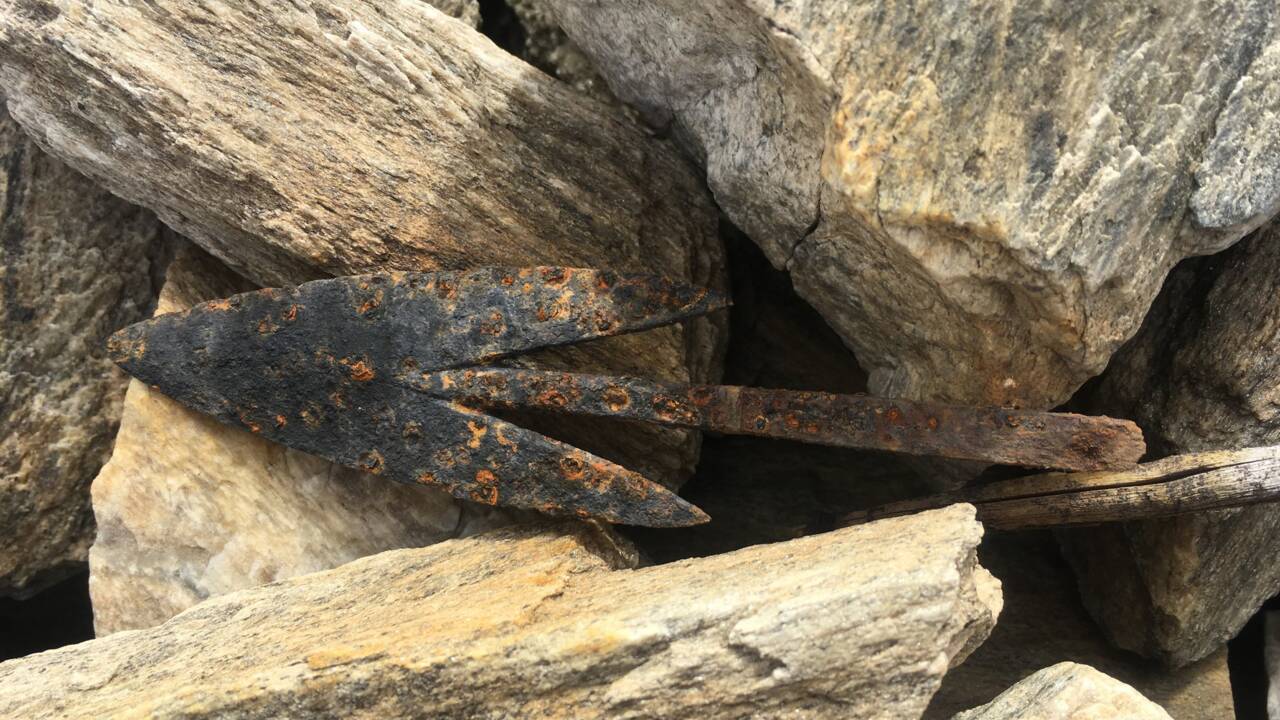 Des armes de chasseurs de rennes de 1500 ans refont surface dans une montagne en Norvège