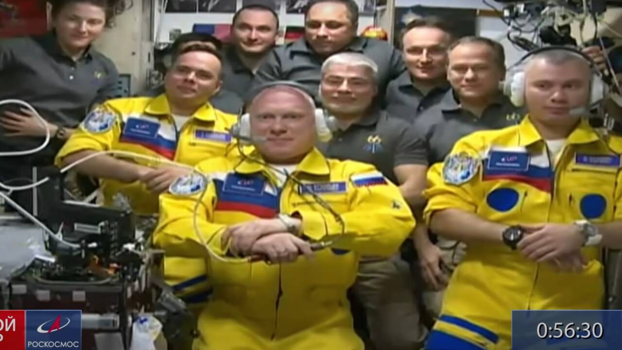 Trois cosmonautes rejoignent la Station spatiale internationale en combinaison... jaune et bleue