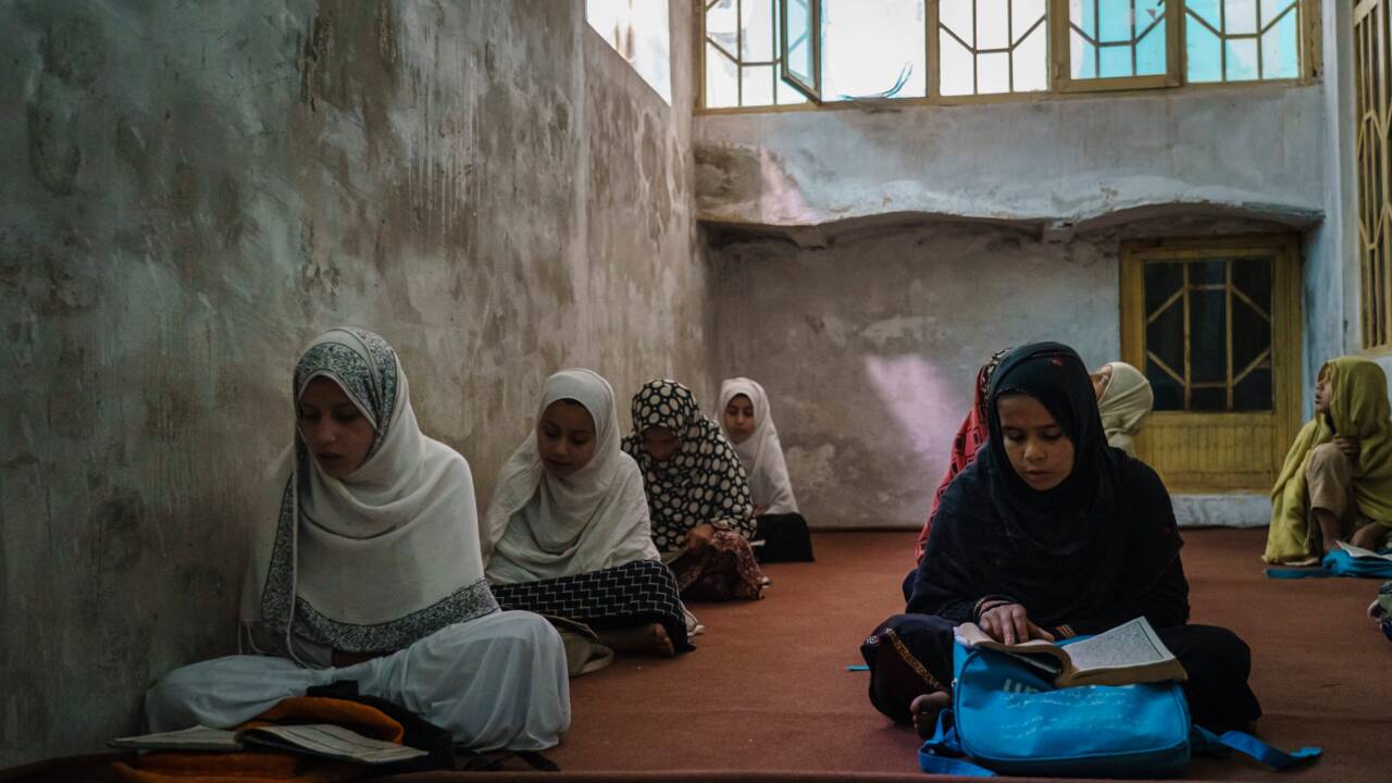 Afghanistan : de la joie aux larmes, les filles subitement privées d'école par les talibans
