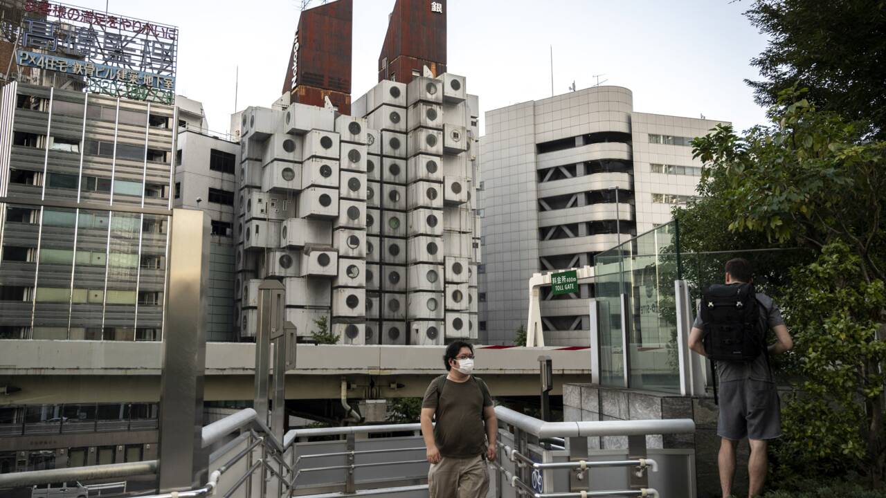 A Tokyo, les appartements-capsules de la tour Nakagin vivent leurs dernières heures
