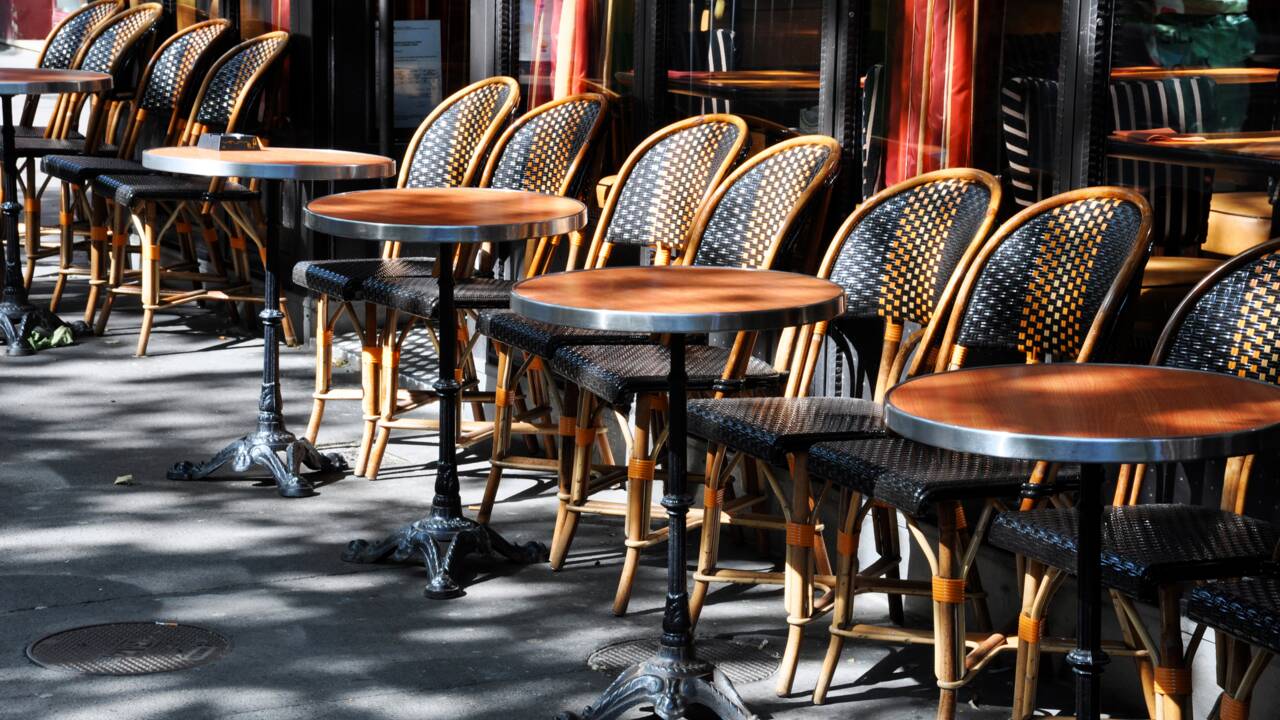 Les terrasses chauffées ou climatisées des cafés sont désormais interdites en France