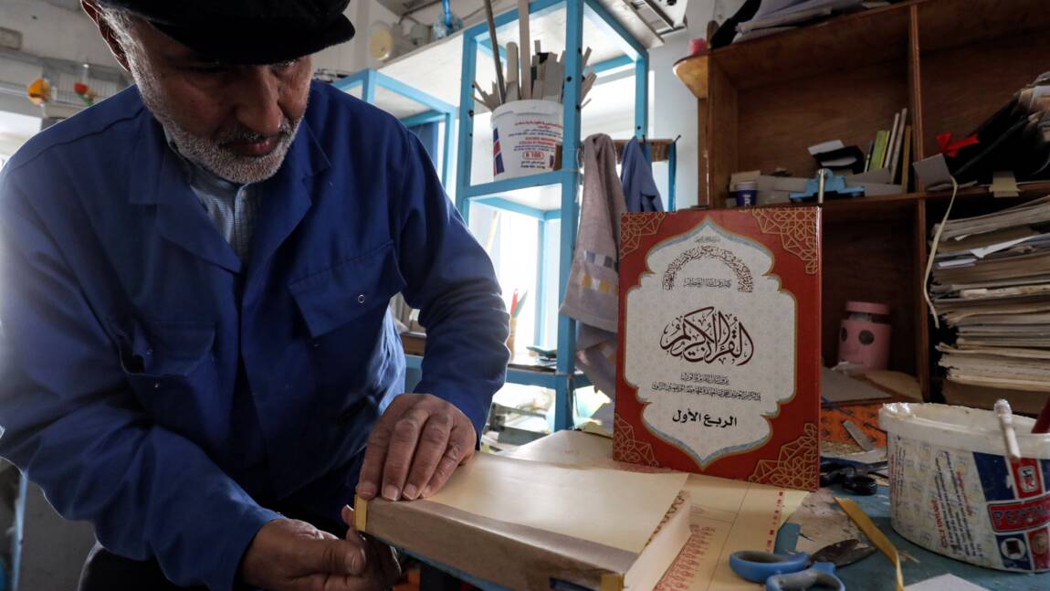 En Libye, des artisans font revivre de vieux Corans pour le ramadan