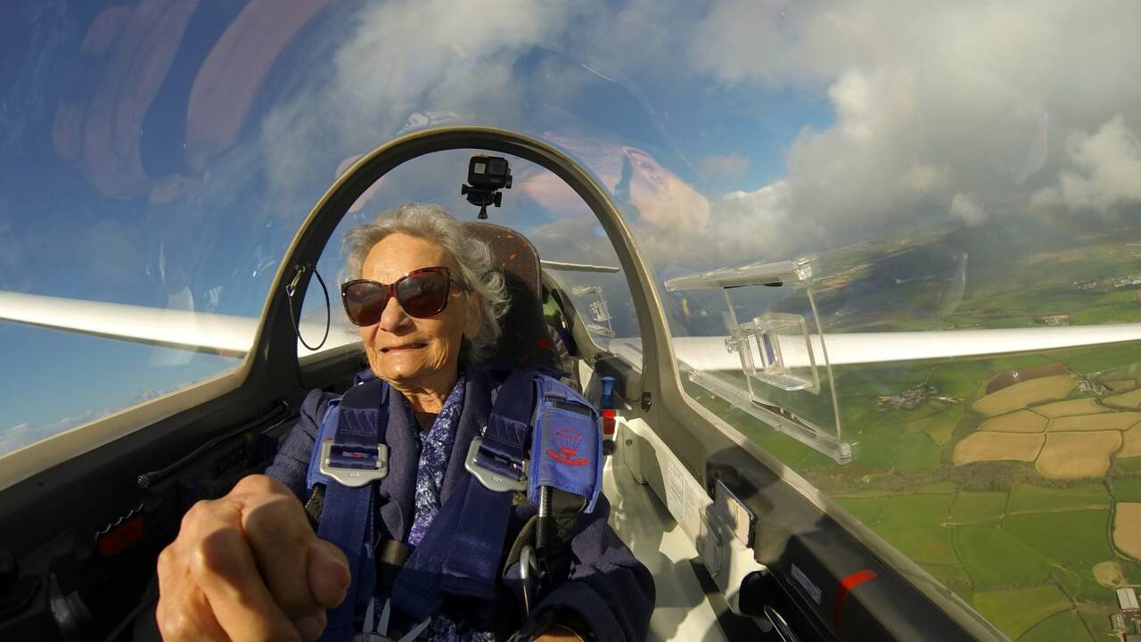 Une ancienne combattante de la Seconde Guerre mondiale de 99 ans a effectué un vol en planeur pour collecter des fonds
