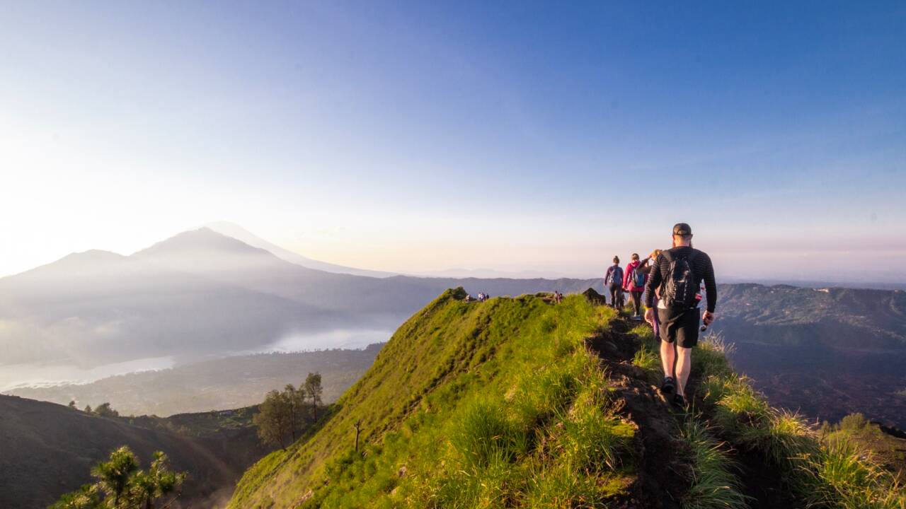 Bali va expulser un touriste canadien pour avoir dansé nu sur une montagne sacrée