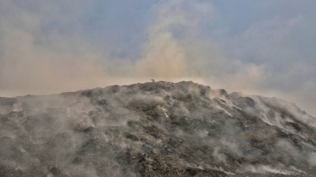 Inde : rencontre avec ceux qui vivent aux abords d'une montagne d'ordures en feu