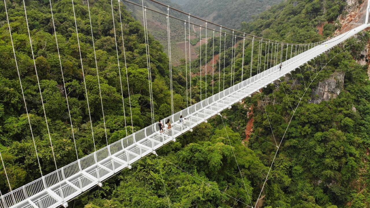 Un nouveau pont en verre vertigineux vient d'être inauguré entre deux montagnes au Vietnam
