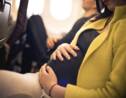 Prendre l'avion enceinte : ce qu'il faut savoir avant de partir
