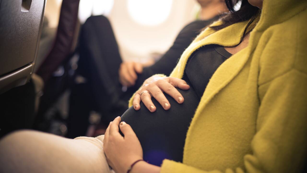 Prendre l'avion enceinte : ce qu'il faut savoir avant de partir