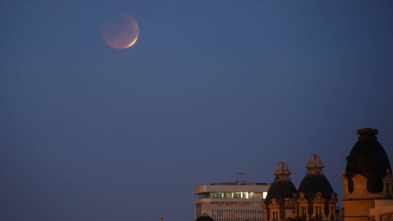 Eclipse totale : les plus belles photos de la lune rouge en France