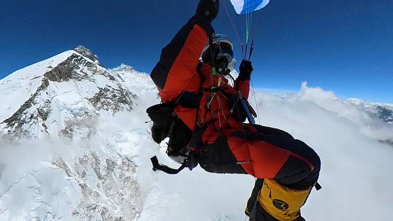 Everest : un parapentiste s'élance pour la première fois légalement près du sommet 
