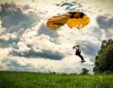 Une Suédoise de 103 ans bat le record du monde de saut en parachute