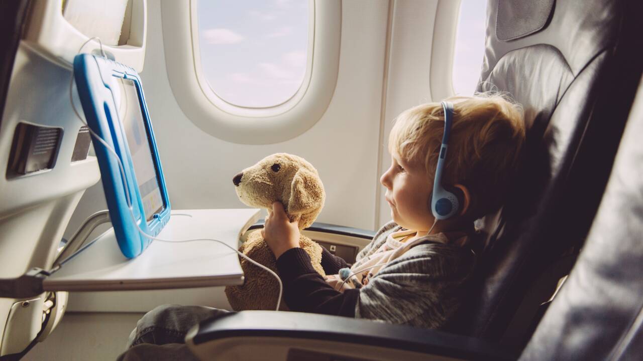 Prendre l'avion avec un bébé ou un enfant : que proposent les compagnies aériennes ?