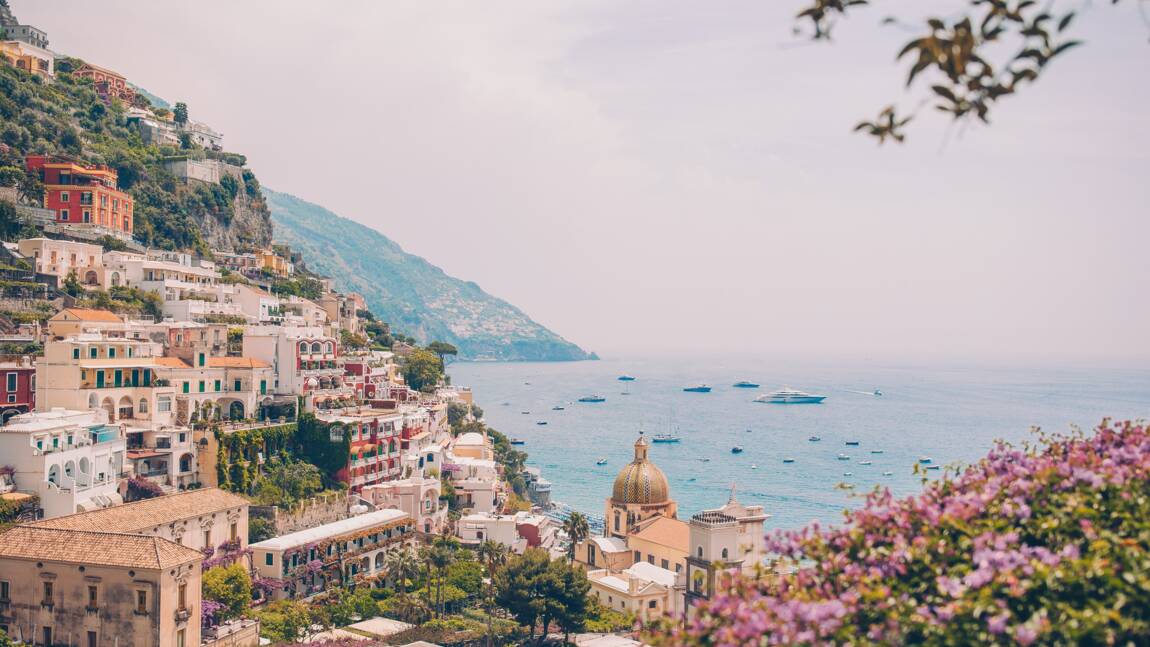 Tourisme de masse en Italie : des restrictions d'accès sur la Côte Amalfitaine pour les voitures cet été