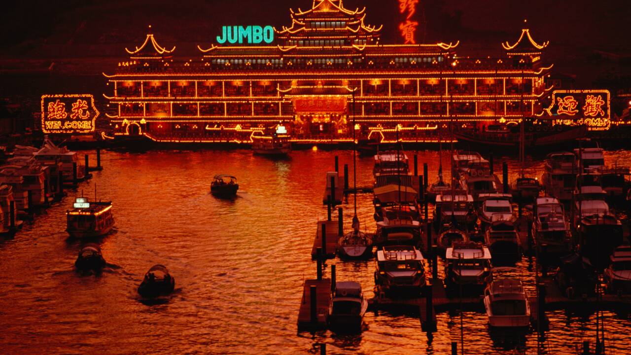 Hong Kong : le célèbre restaurant flottant Jumbo quitte la ville après un demi-siècle d'existence