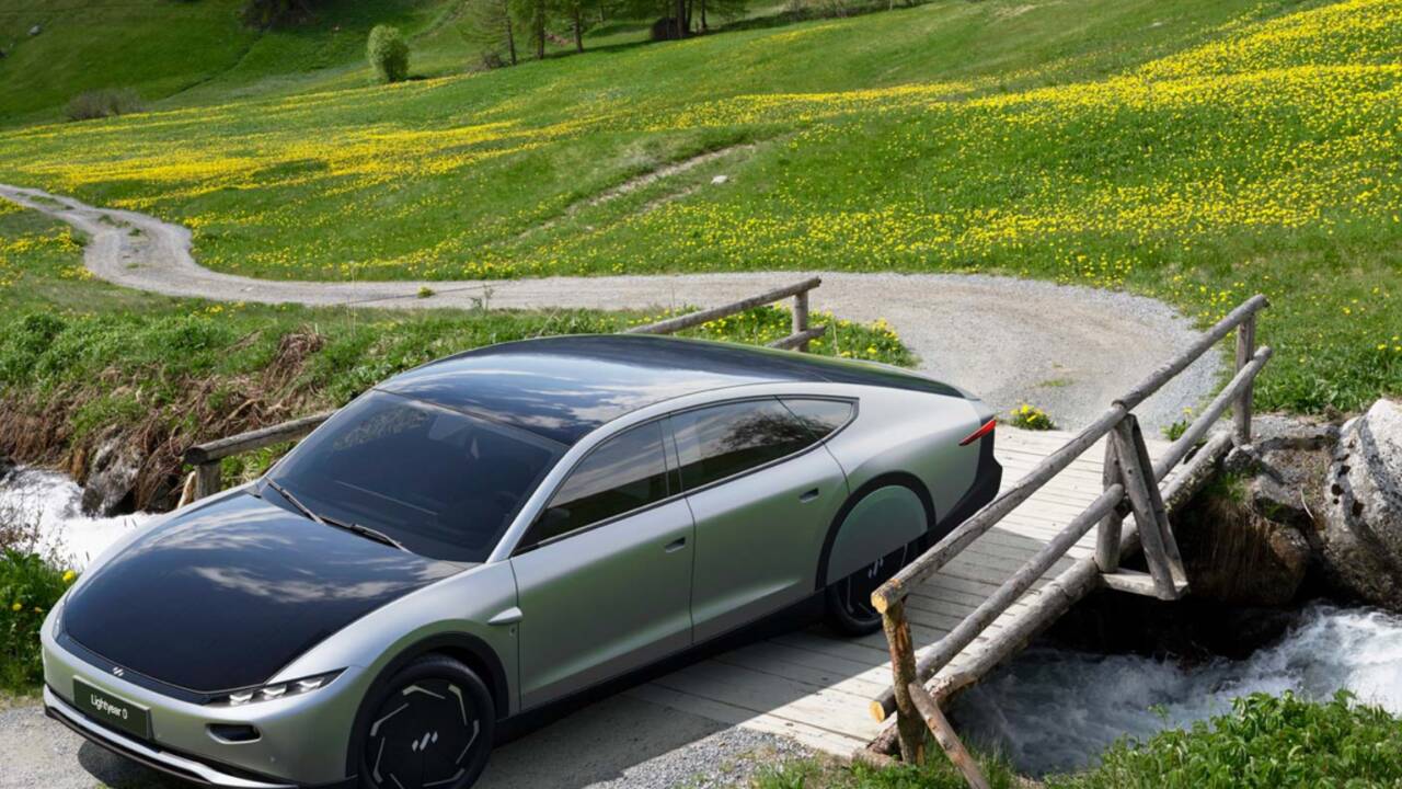 La première voiture à l'énergie solaire arrive bientôt en Europe