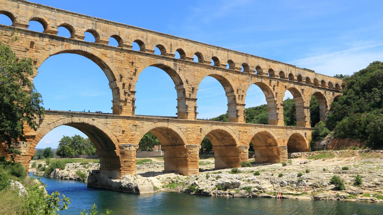 Pourquoi le pont du Gard, chef d'œuvre du monde romain, a-t-il été construit ?  