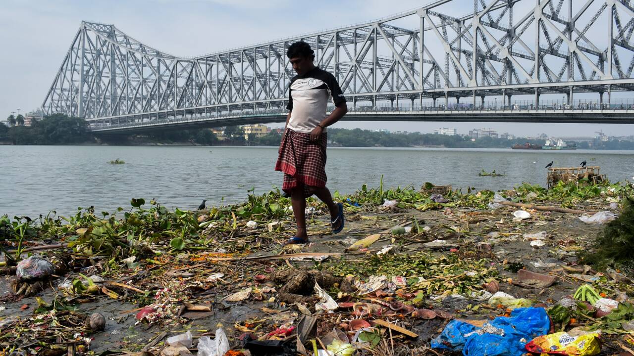 Croulant sous les déchets, l'Inde interdit certains plastiques à usage unique