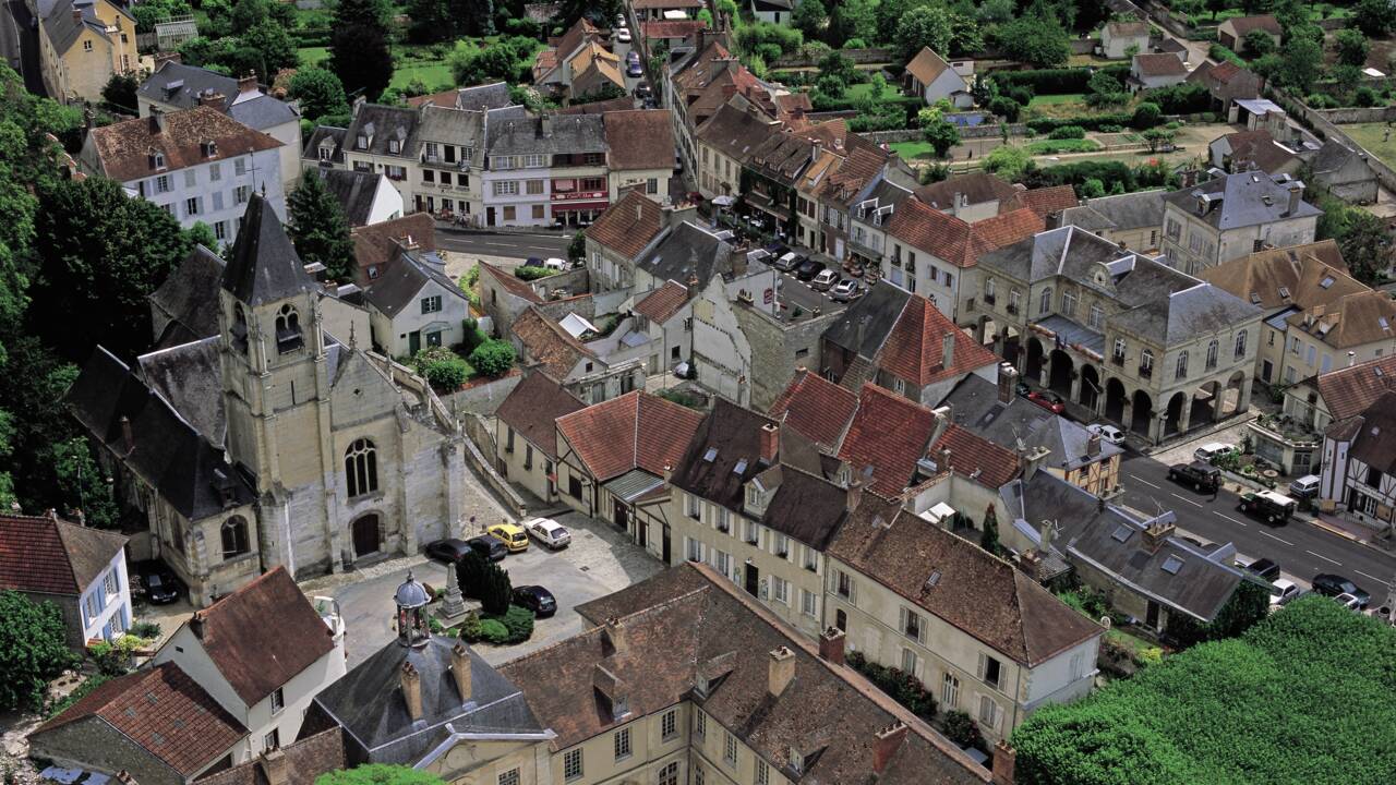 Quels lieux incontournables visiter à La Roche-Guyon, classé Plus Beaux Villages de France ? 