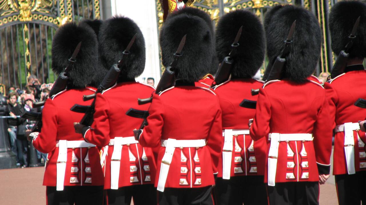"Éloignez-vous du sauveteur de la Reine !" : que s’est-il passé à Buckingham Palace ?