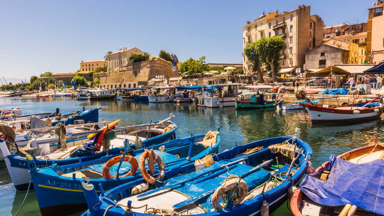 Visiter la Corse du Sud sans voiture : 8 itinéraires pour sortir des sentiers battus