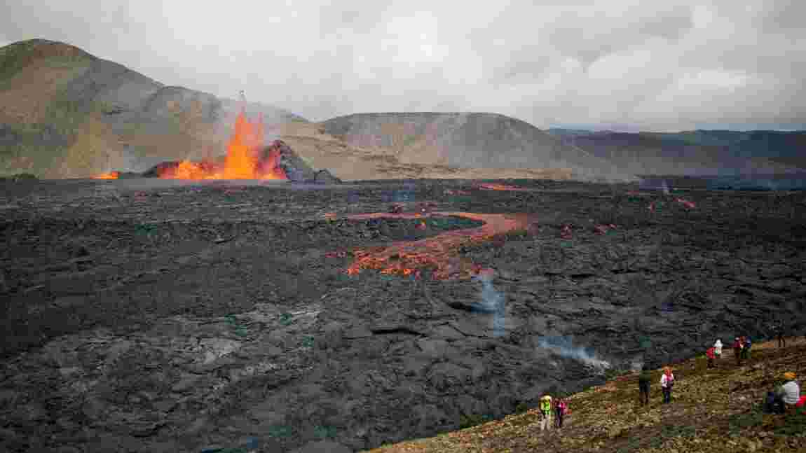 En Islande, le spectacle grandiose du volcan attire des foules de randonneurs