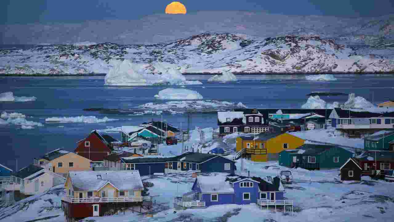 Au Groenland, le tourisme sur une ligne de crête dans une nature menacée par le réchauffement climatique