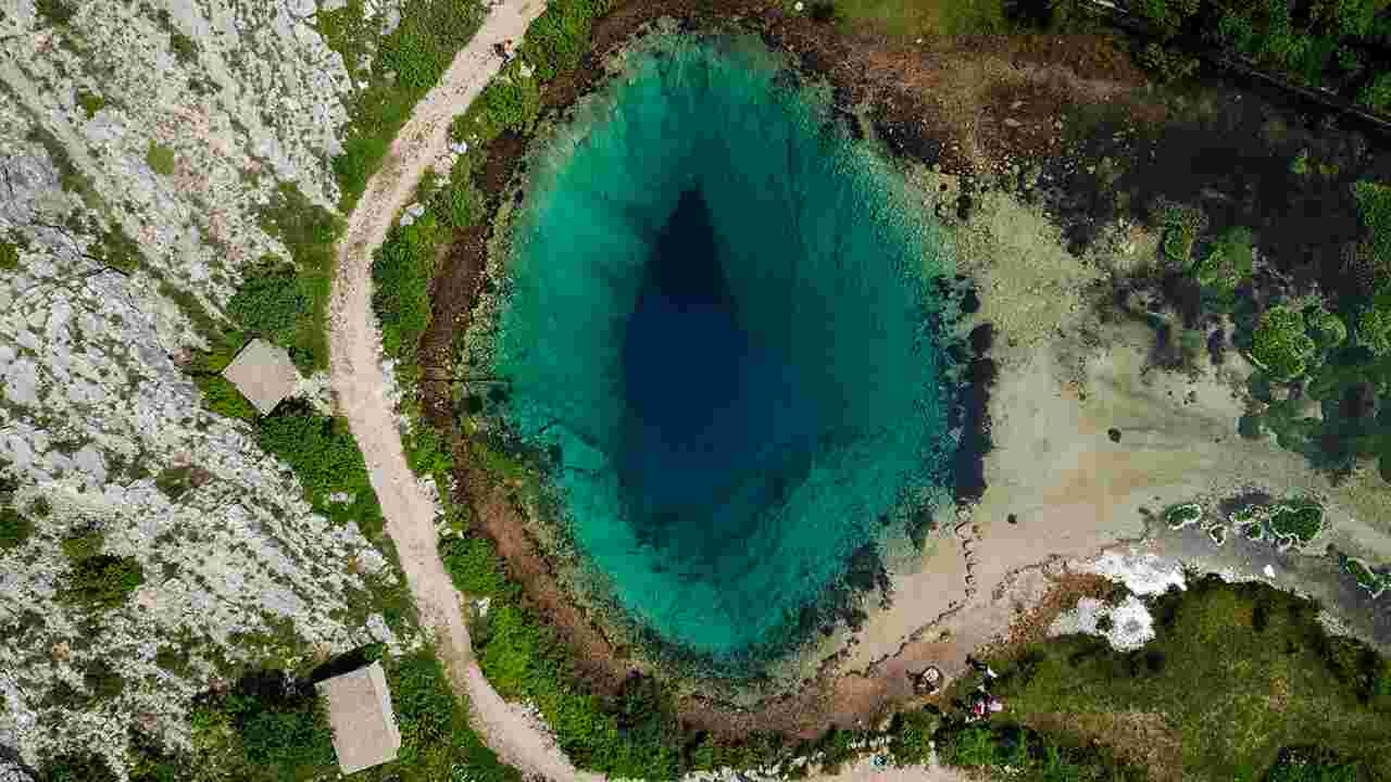 La source de Cetina, magnifique "œil de la Terre" ou "œil du dragon" caché en Croatie