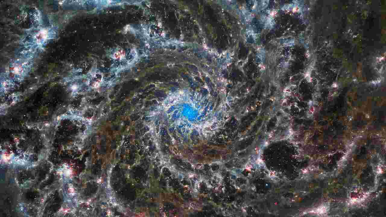 Le télescope James Webb révèle des images de la galaxie du Fantôme