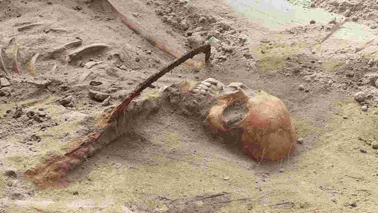 Les restes d'une "femme vampire" avec une faucille sur le cou et un orteil cadenassé découverts en Pologne