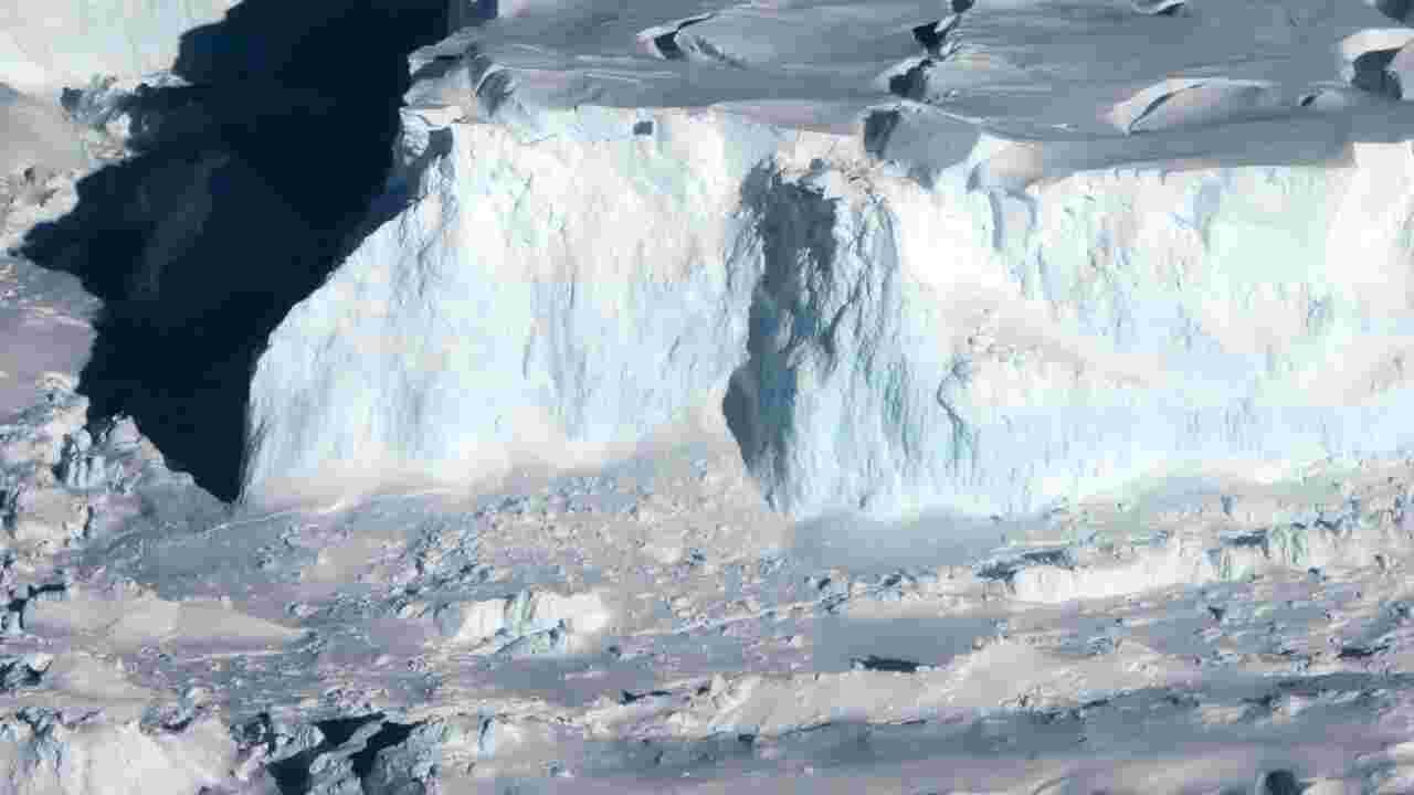 Fonte des glaces : Thwaites, le "glacier de l'apocalypse", ne tient plus qu'à un fil selon des chercheurs