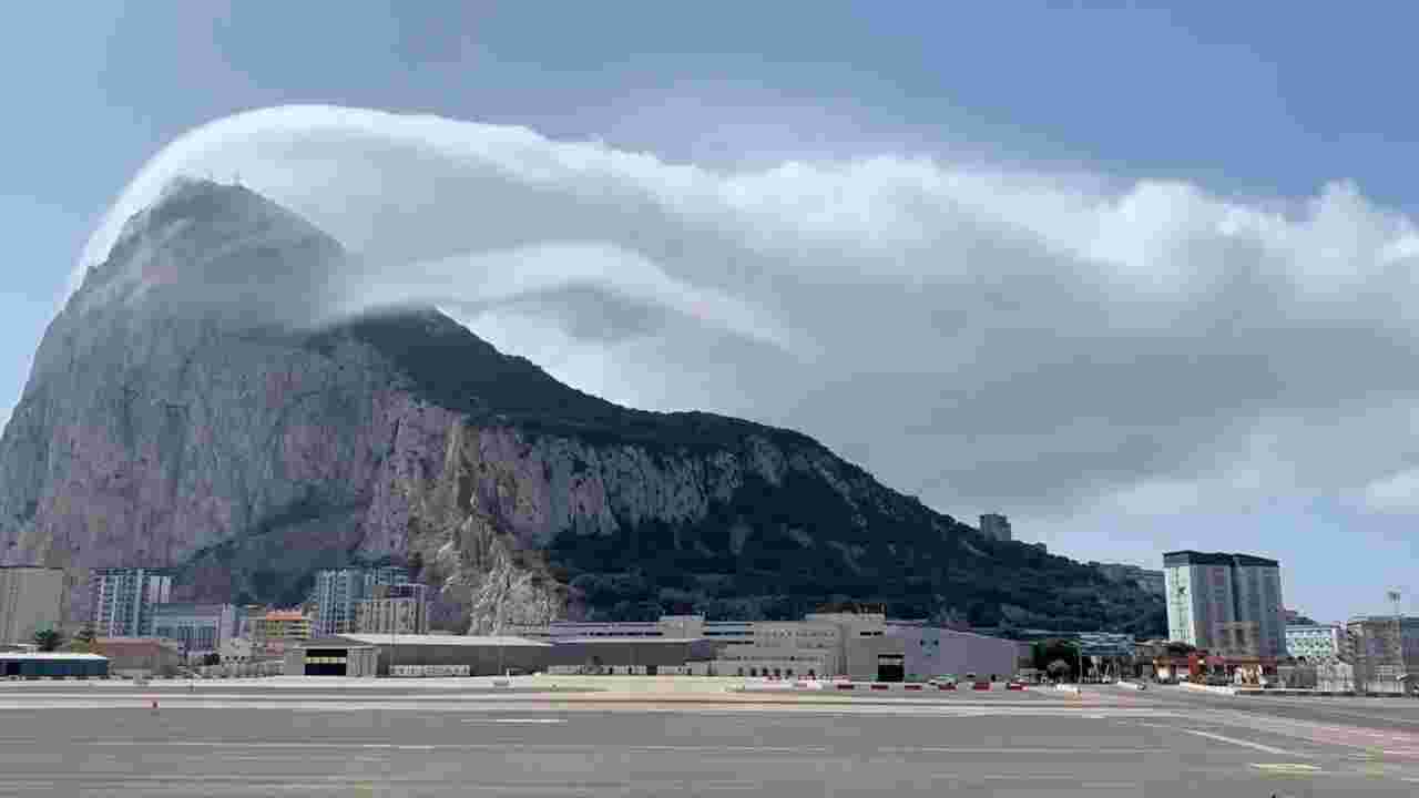 Un nuage surprenant et fascinant, filmé en timelapse depuis l'aéroport de Gibraltar