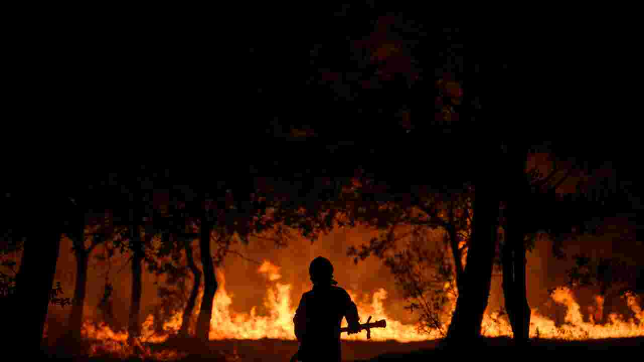 Un incendie ravage à nouveau la Gironde, plusieurs centaines de personnes évacuées