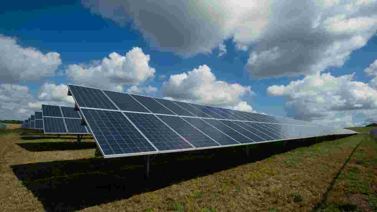 Energie solaire : comment les panneaux photovoltaïques permettent (aussi) d'économiser l'eau