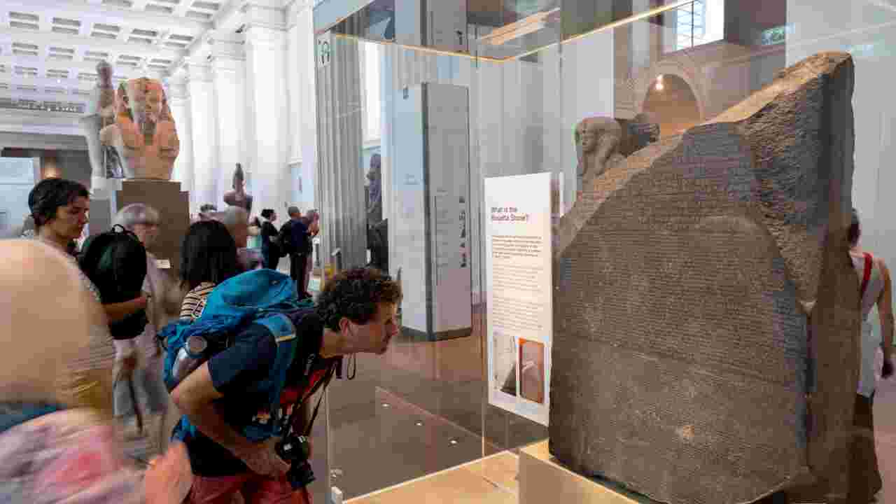 La pierre de Rosette, cruciale dans le décryptage des hiéroglyphes,  célébrée au British Museum - Geo.fr
