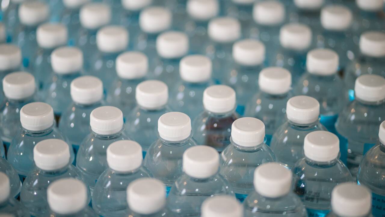 Trop d'eau de source prélevée à Volvic pour remplir les bouteilles ? Le tribunal ordonne une nouvelle expertise