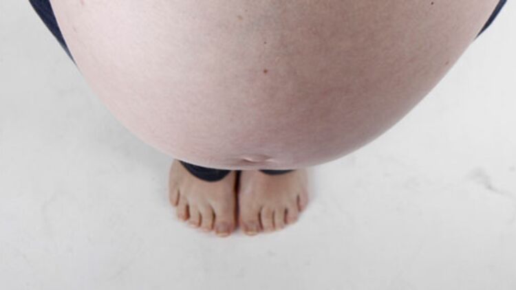 Pourquoi Les Pieds Des Femmes Enceintes S Allongent Ca M Interesse