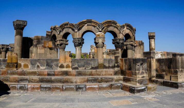 Haut-Karabakh : une cathédrale historique arménienne touchée par des bombardements