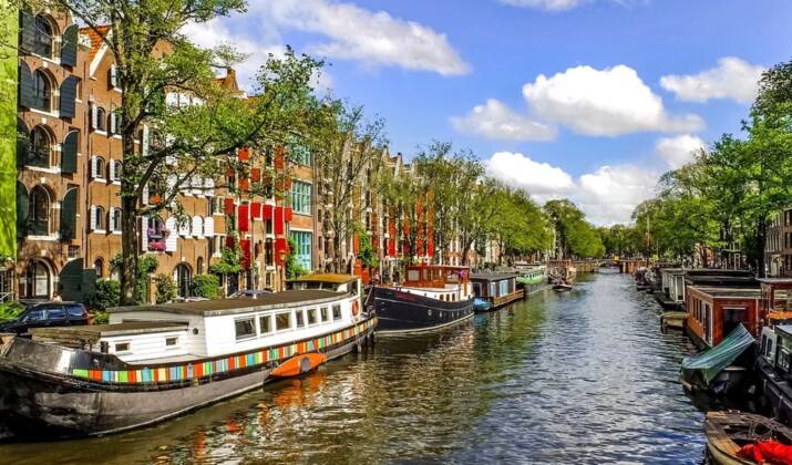 Ces architectes veulent construire une piste cyclable sous un lac d'Amsterdam 