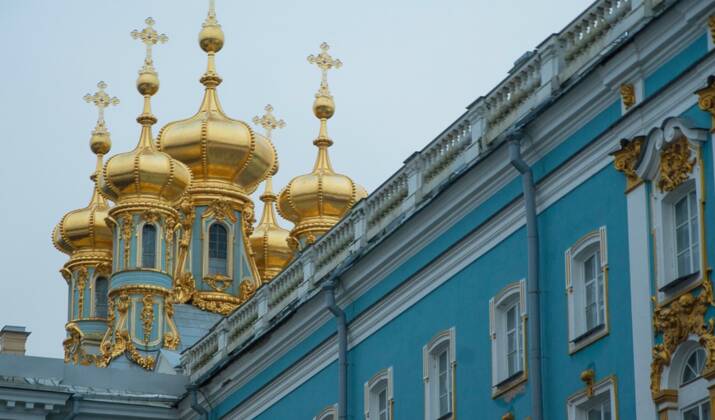 Saint-Pétersbourg, derrière les palais et les églises à bulbes