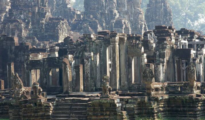 Cambodge : les jardiniers-acrobates d'Angkor à la rescousse des splendeurs khmères 