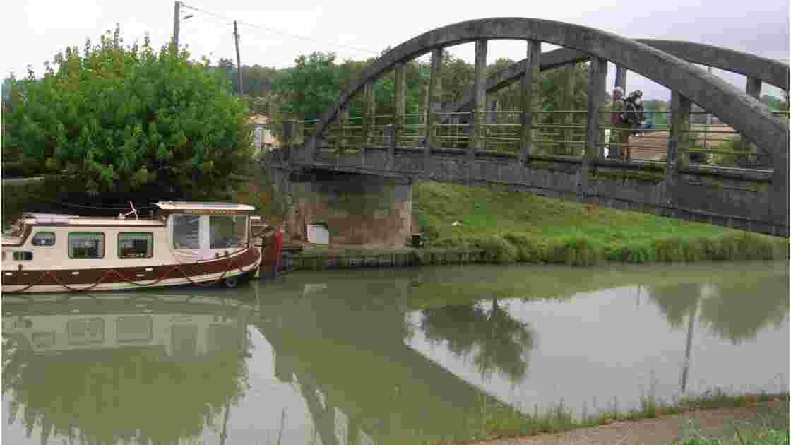 pont enjambant le canal