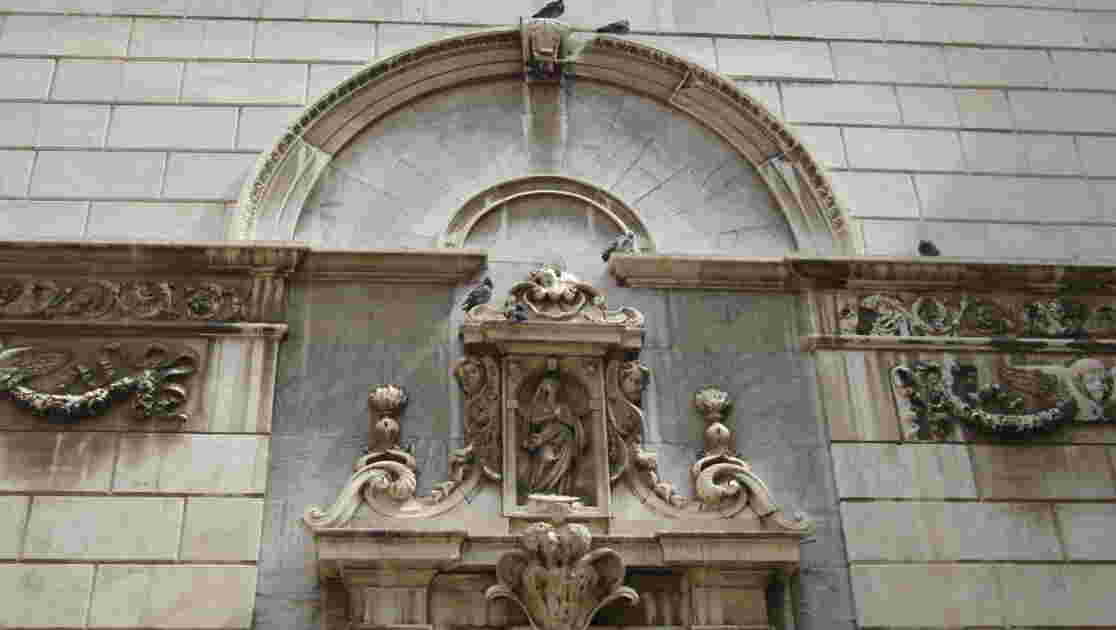 Eglise St Romain, fronton porte entrée, - Geo.fr