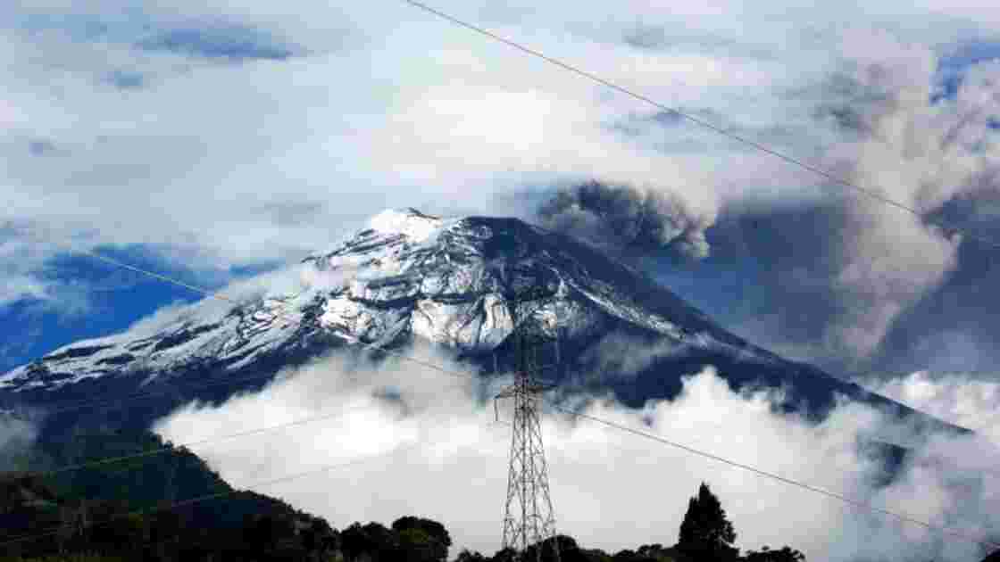 Volcan de Banos en éruption