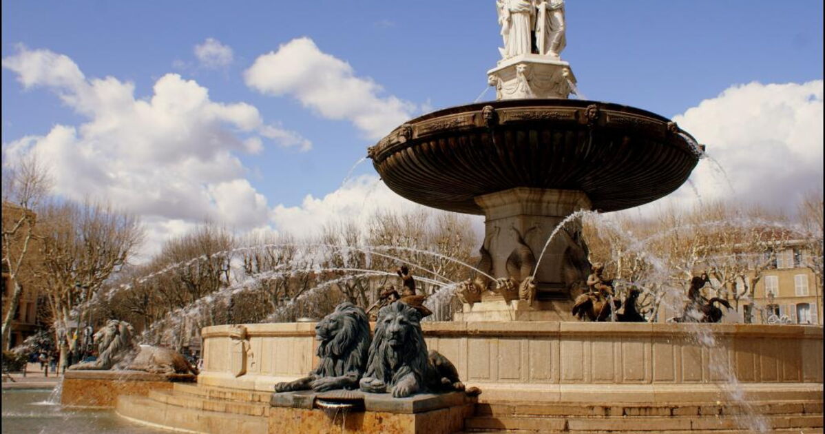 Fontaine de la Rotonde, Au centre de la place Ch1 Geo.fr